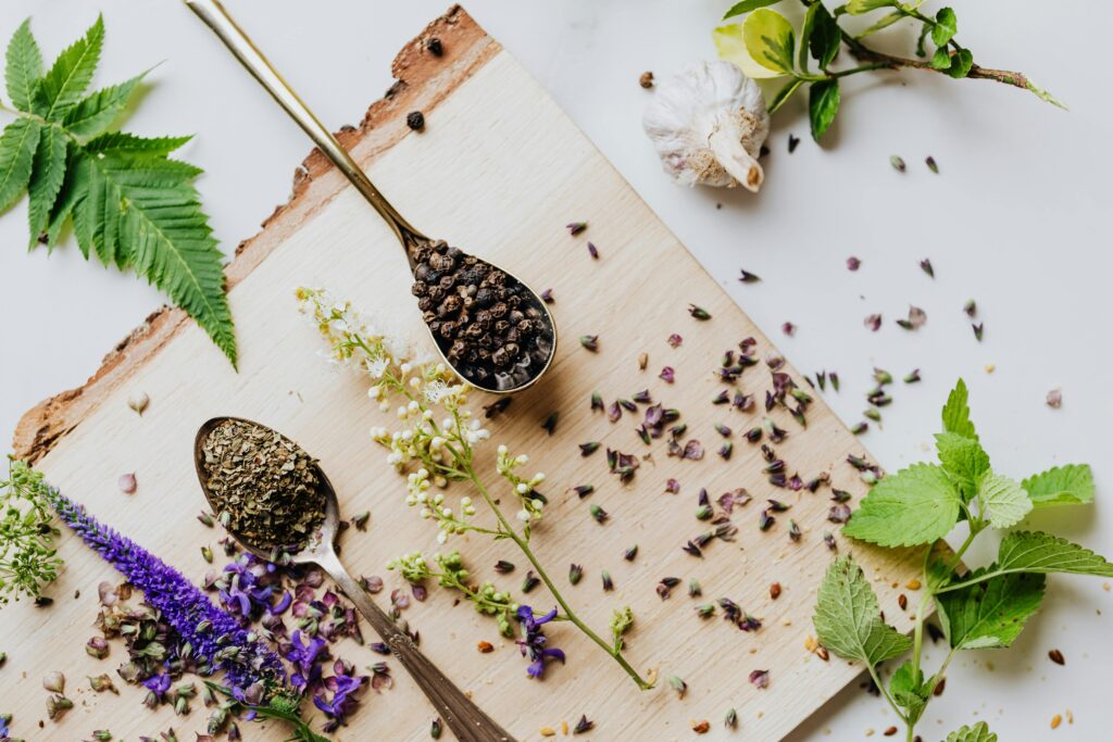 7 Geneeskrachtige kruiden die niet in je keukenkastje mogen ontbreken