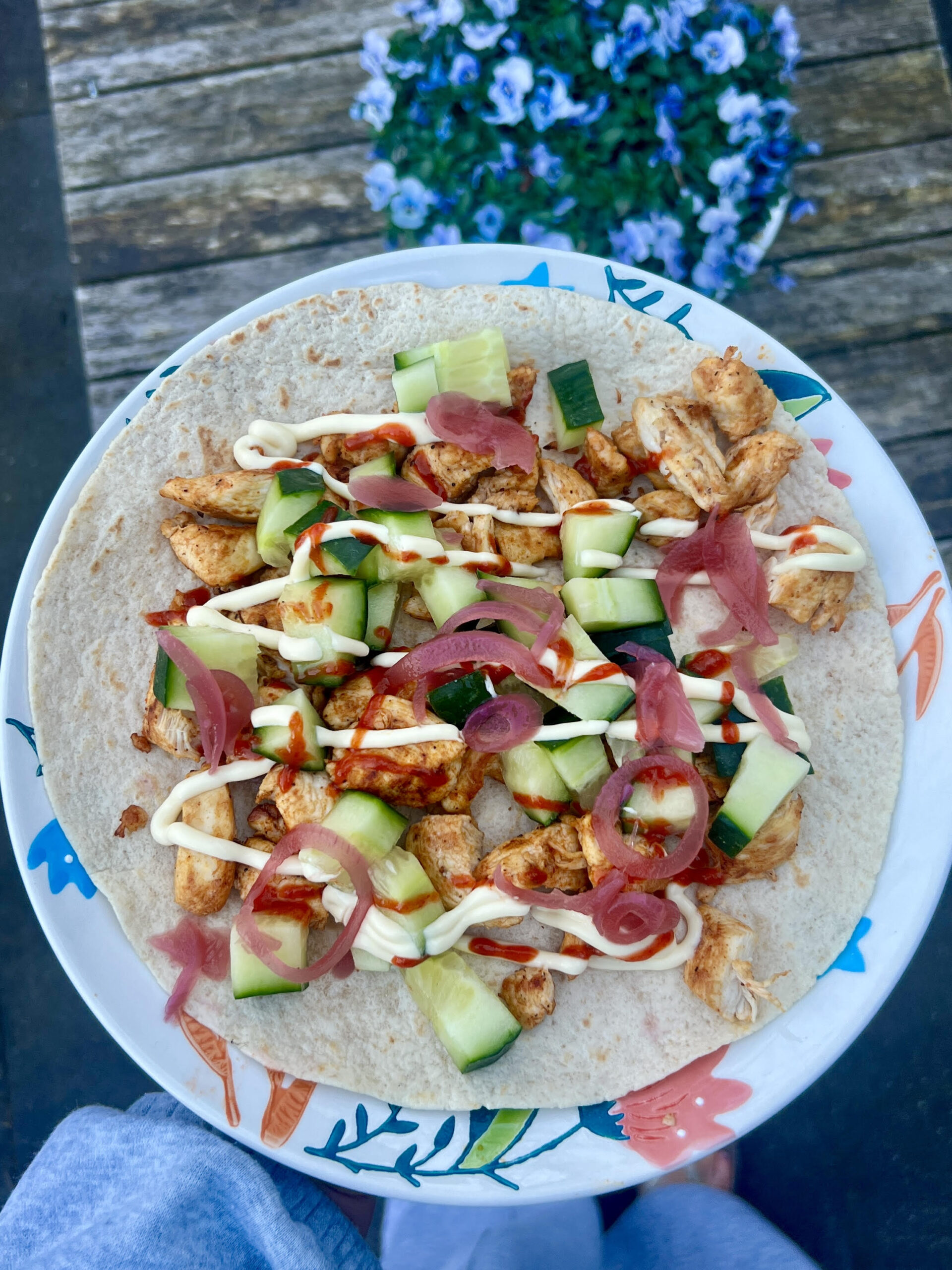 You are currently viewing Kipwrap met komkommer & zoetzure ui